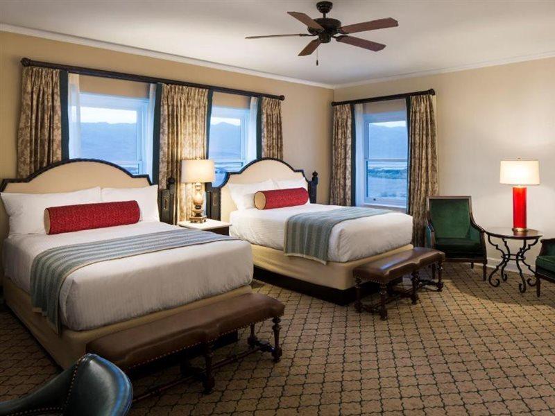 The Inn At Indian Village Eksteriør bilde A guest room at the Omni Shoreham Hotel