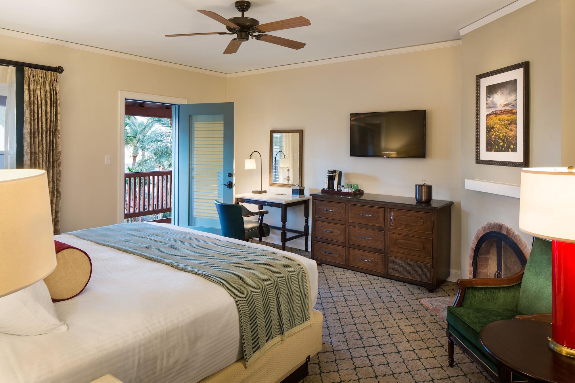 The Inn At Indian Village Eksteriør bilde A guest room at the Lodge at Ventana
