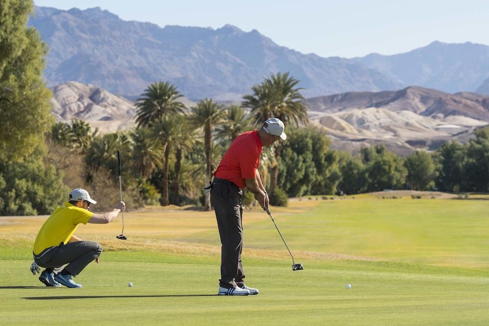 The Inn At Indian Village Eksteriør bilde Golfers at the 2011 Waste Management Phoenix Open