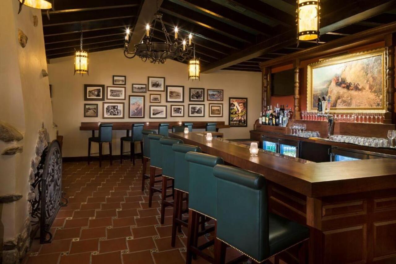 The Inn At Indian Village Eksteriør bilde The bar at the Santa Barbara Club