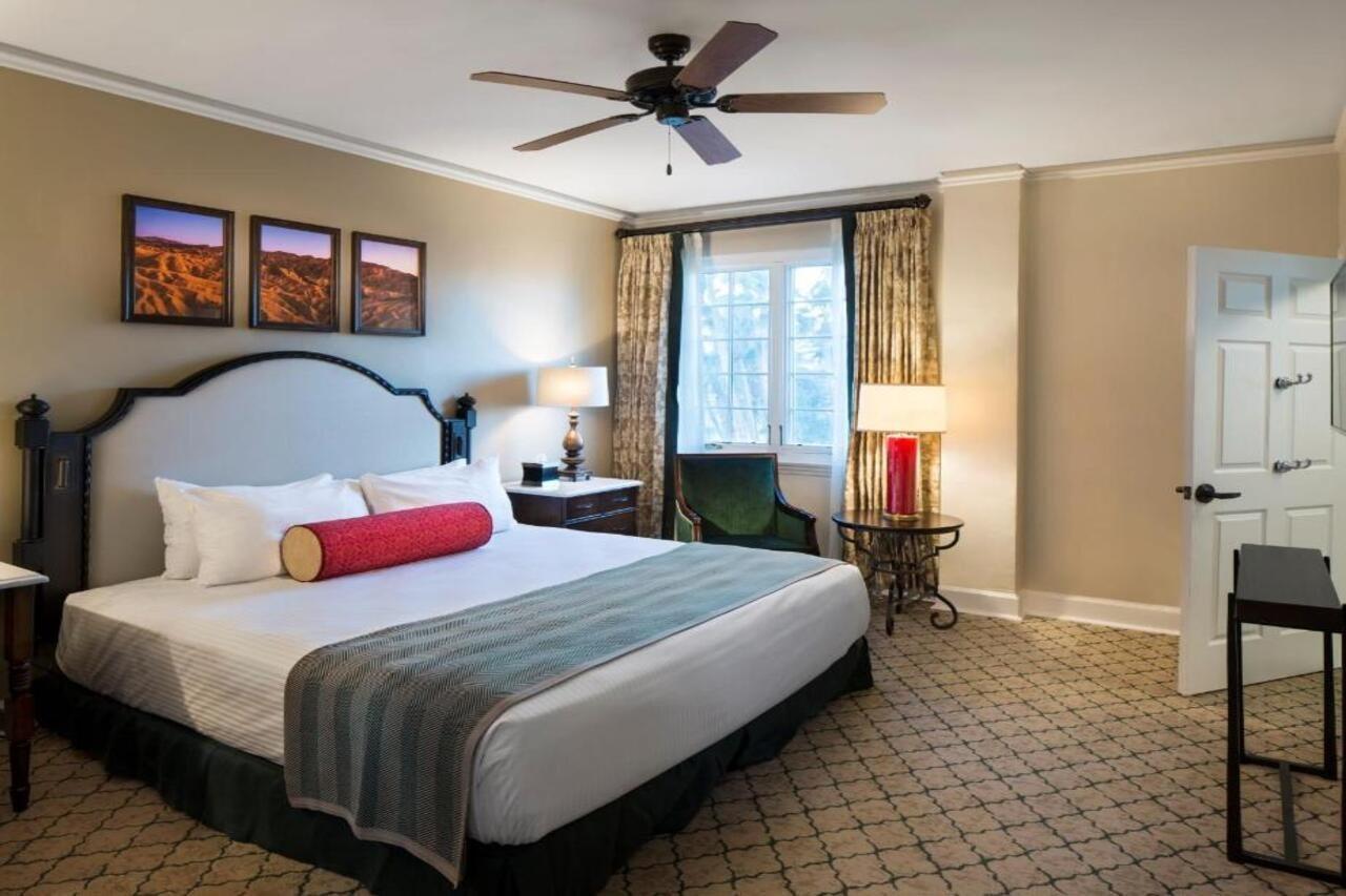 The Inn At Indian Village Eksteriør bilde A guest room at the Inn at Disney's Vero Beach Resort